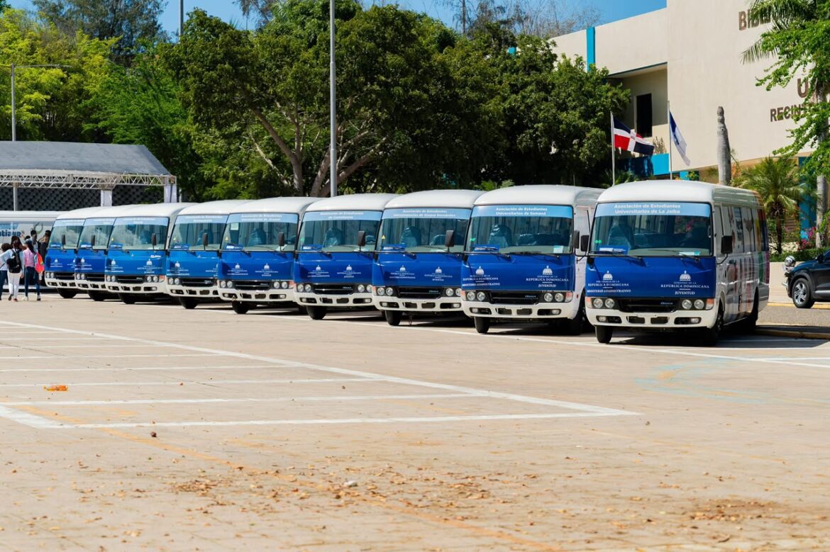 Gobierno entrega 15 autobuses para fortalecer el transporte universitario en el Cibao