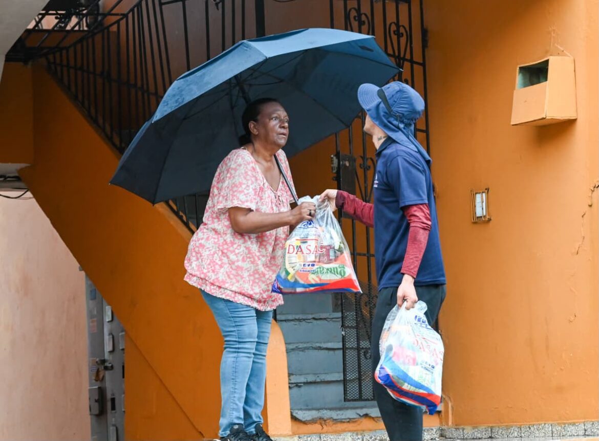 DASAC lleva alimentos a familias afectadas por inundaciones y prepara entrega de enseres